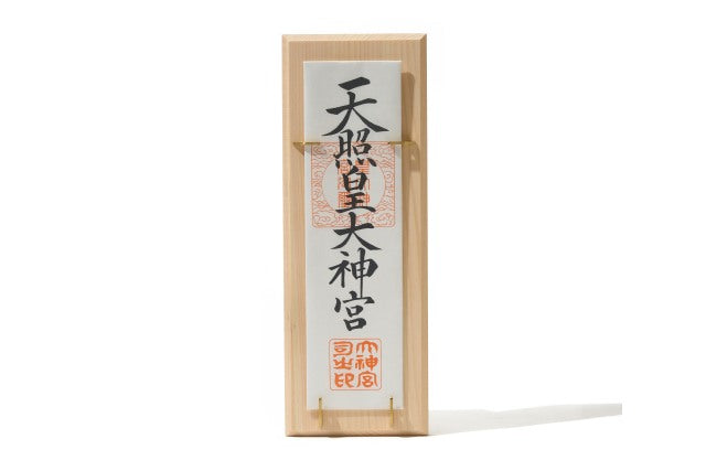 木製フレームに収められた神社札